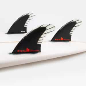 Shapers-Club- Trois ailerons de planche de surf sur une surface blanche. -surfshop-surfboard