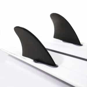 Shapers-Club- Deux ailerons de planche de surf noirs et blancs sur une surface blanche. -surfshop-surfboard