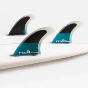Shapers-Club- Trois ailerons de planche de surf sur une surface blanche. -surfshop-surfboard