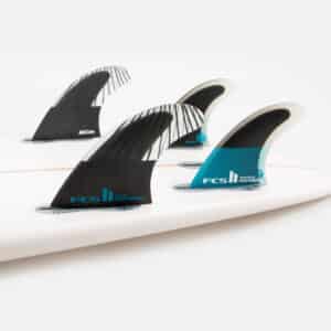 Shapers-Club- Un ensemble de palmes de planche de surf sur une surface blanche. -surfshop-surfboard