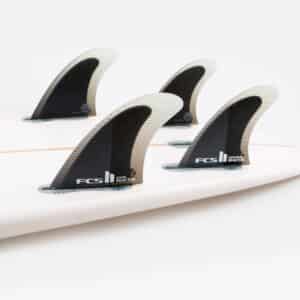 Shapers-Club- Quatre ailerons de planche de surf sur une surface blanche. -surfshop-surfboard