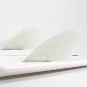 Shapers-Club- Une paire de palmes de planche de surf blanches sur une surface blanche. -surfshop-surfboard