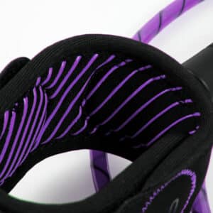 Shapers-Club- Un gros plan d'un bracelet violet et noir. -surfshop-surfboard
