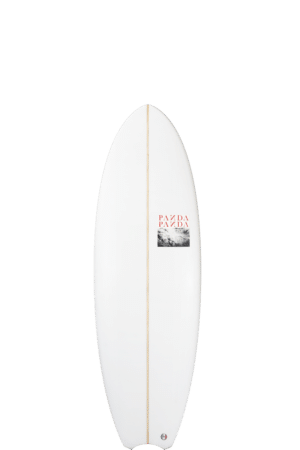 Shapers-Club- Une planche de surf blanche avec un logo rouge dessus. -surfshop-surfboard
