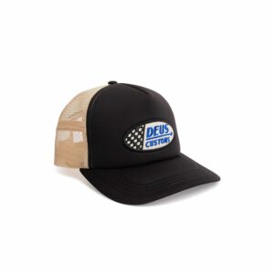 Shapers-Club- Une casquette de camionneur noire et beige avec un logo dessus. -surfshop-surfboard