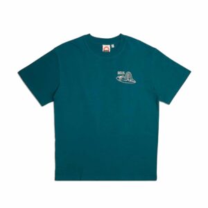 Shapers-Club- Un t-shirt bleu sarcelle avec un logo dessus. -surfshop-surfboard