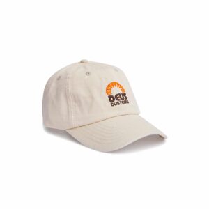 Shapers-Club- Un chapeau blanc avec un logo orange dessus. -surfshop-surfboard