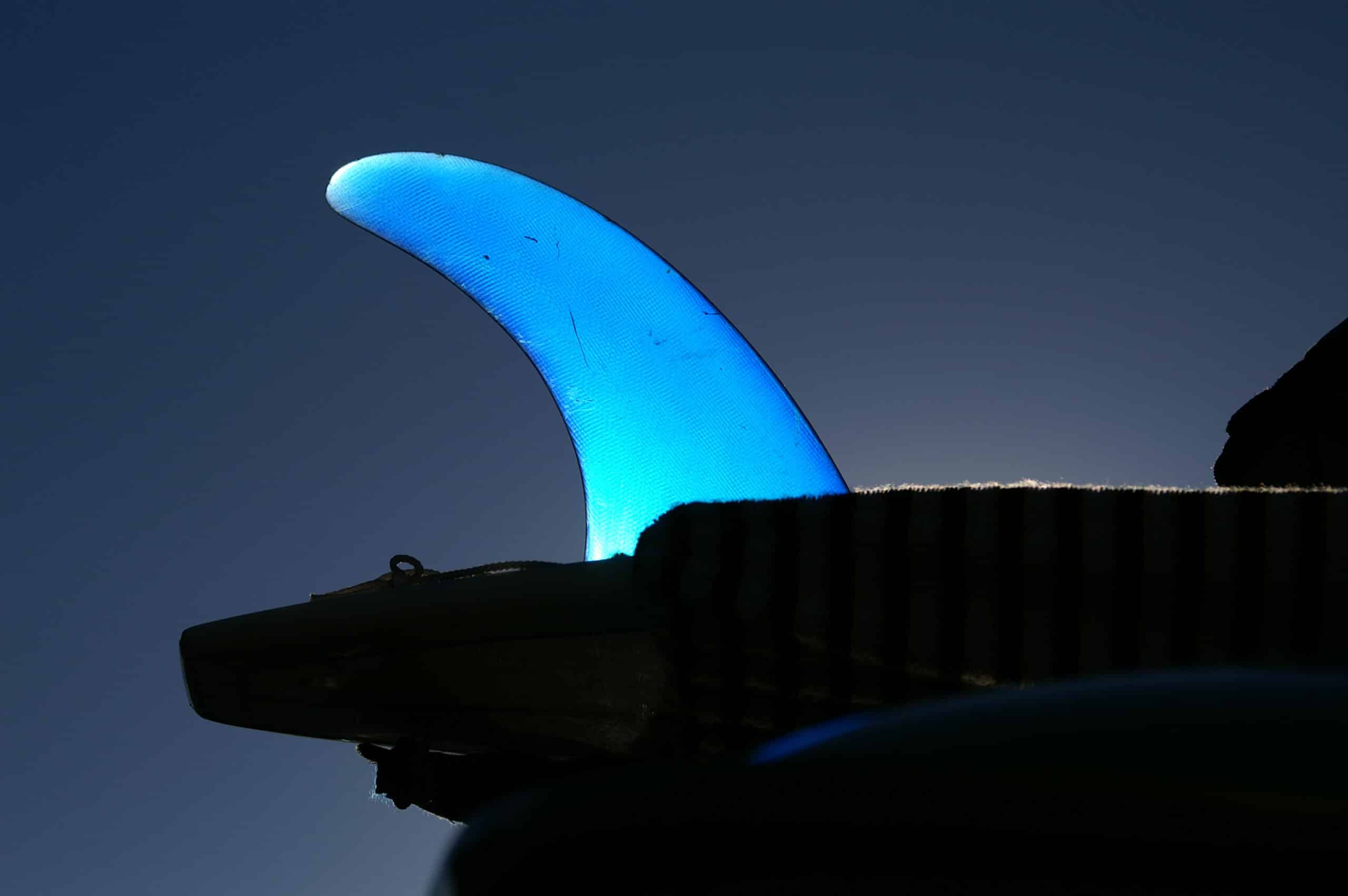 Shapers-Club- Une lumière bleue sur une planche de surf. -surfshop-surfboard
