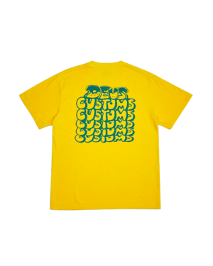 Shapers-Club- Un t-shirt jaune Deus - Ninety Three Tee avec un design vert et bleu.