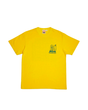 Shapers-Club- Un t-shirt jaune Deus - Ninety Three avec l'image d'un bateau dessus.