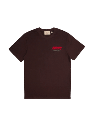 Shapers-Club- Un tee-shirt choc Deus - Unchained avec un logo rouge dessus.