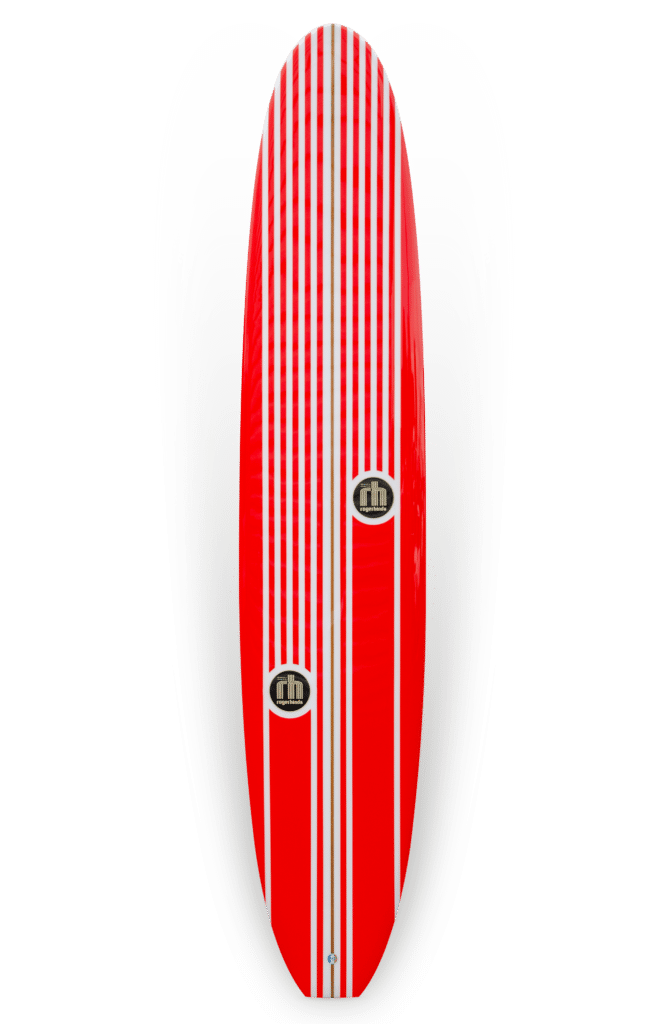 Shapers-Club- Une planche de surf Barrett Miller - The Personnal 9'7 rouge et blanche sur fond blanc.