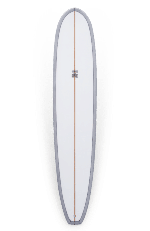 Shapers-Club- Une planche de surf Barrett Miller - The Personal 9'7 sur fond vert.