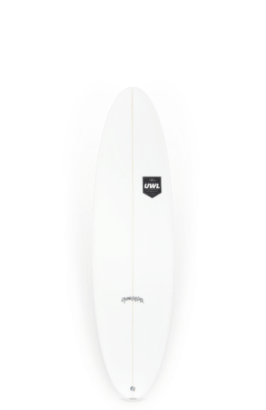 Shapers-Club- Une planche de surf Uwl Surfboards - Speed Dealer 6'4 blanche avec un simple logo noir près du centre supérieur sur un fond isolé. -surfshop-surfboard