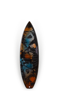 Shapers-Club- Une image d’une planche de surf colorée sur fond noir. -surfshop-surfboard