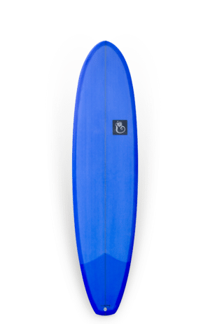 Shapers-Club- Une planche de surf bleue sur fond blanc est visible sur l’image, mettant en valeur une ambiance de plage. -surfshop-surfboard