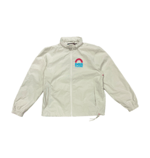 Shapers-Club- DEUS - Offshore Windstopper - veste de couleur claire avec fermeture éclair et logo sur la poitrine affiché sur fond blanc. -surfshop-surfboard