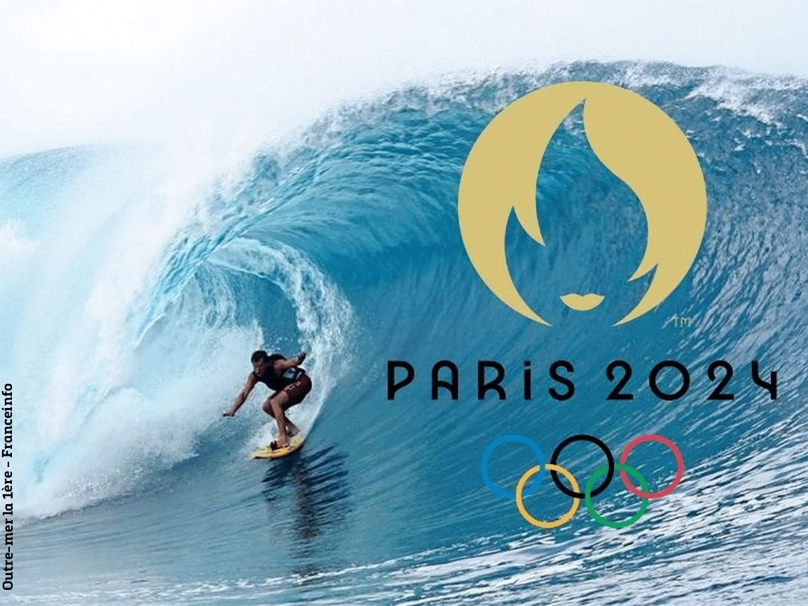 Shapers-Club- Un surfeur surfe sur une vague imposante avec le logo olympique de Paris 2024 superposé à l'image, symbolisant l'inclusion du surf dans les Jeux Olympiques de Paris 2024. -surfshop-surfboard