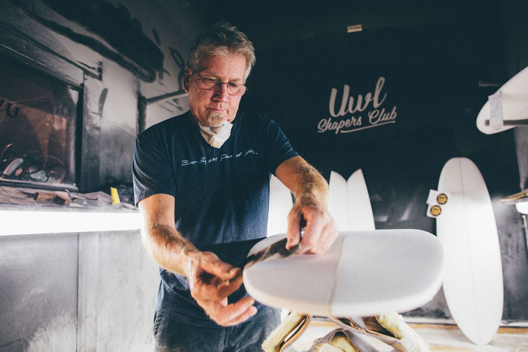 Shapers-Club- Roger Hinds façonne des planches de surf dans un atelier. -surfshop-surfboard