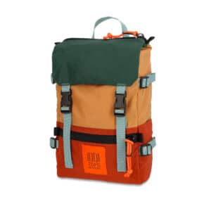 Shapers-Club- Un sac à dos coloré TOPO - Rover pack mini (Clay / Khaki) avec des panneaux argile kaki et orange et de multiples boucles. -surfshop-surfboard