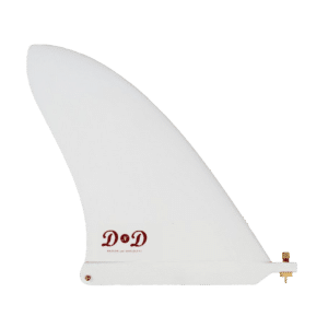 Shapers-Club- Un aileron de planche de surf blanc avec un logo rouge indiquant « d&d » près de la base, sur un fond blanc. -surfshop-surfboard