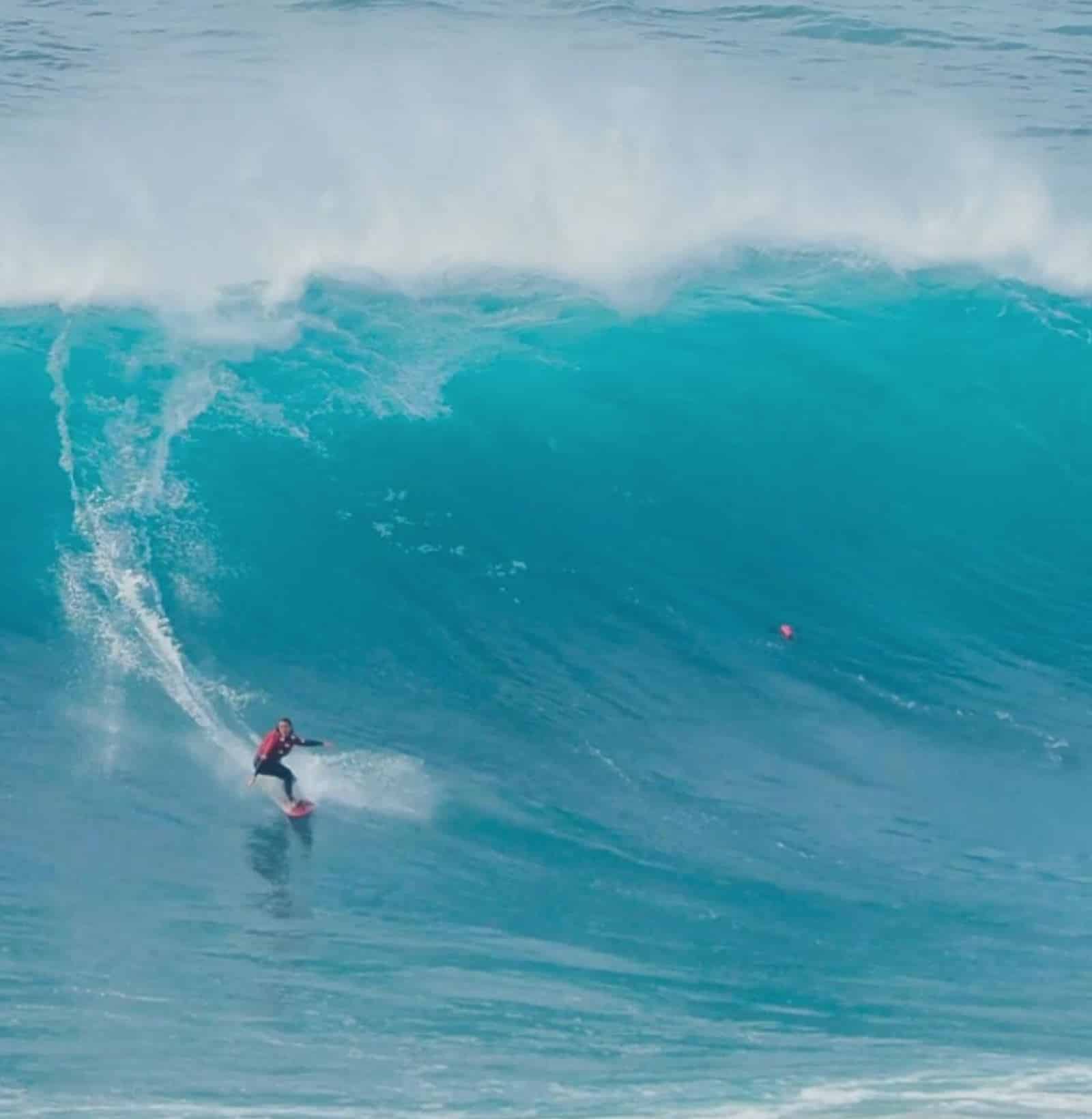Shapers-Club- Surfeur équipé pour le surf, chevauchant une grande vague dans l'océan. -surfshop-surfboard