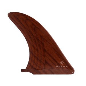 Shapers-Club- Un aileron de planche de surf en bois avec un logo inscrit en bas à droite. -surfshop-surfboard