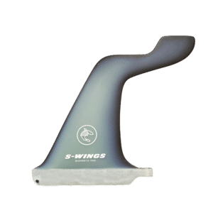Shapers-Club- Une palme biométrique de natation de marque s-wings, placée sur un fond à motifs rayés. -surfshop-surfboard