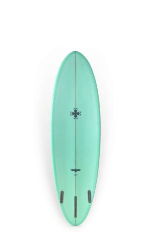 Shapers-Club- Une planche de surf Joel Fitzgerald - Cosmic Twin - 7'4 de couleur turquoise avec des accents noirs et une paire d'ailerons est affichée verticalement sur un fond transparent. -surfshop-surfboard